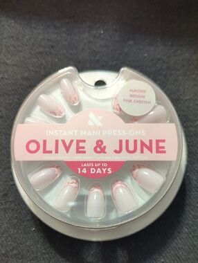 Olive & June Almond Medium Pink Cheetah Press-On Nails